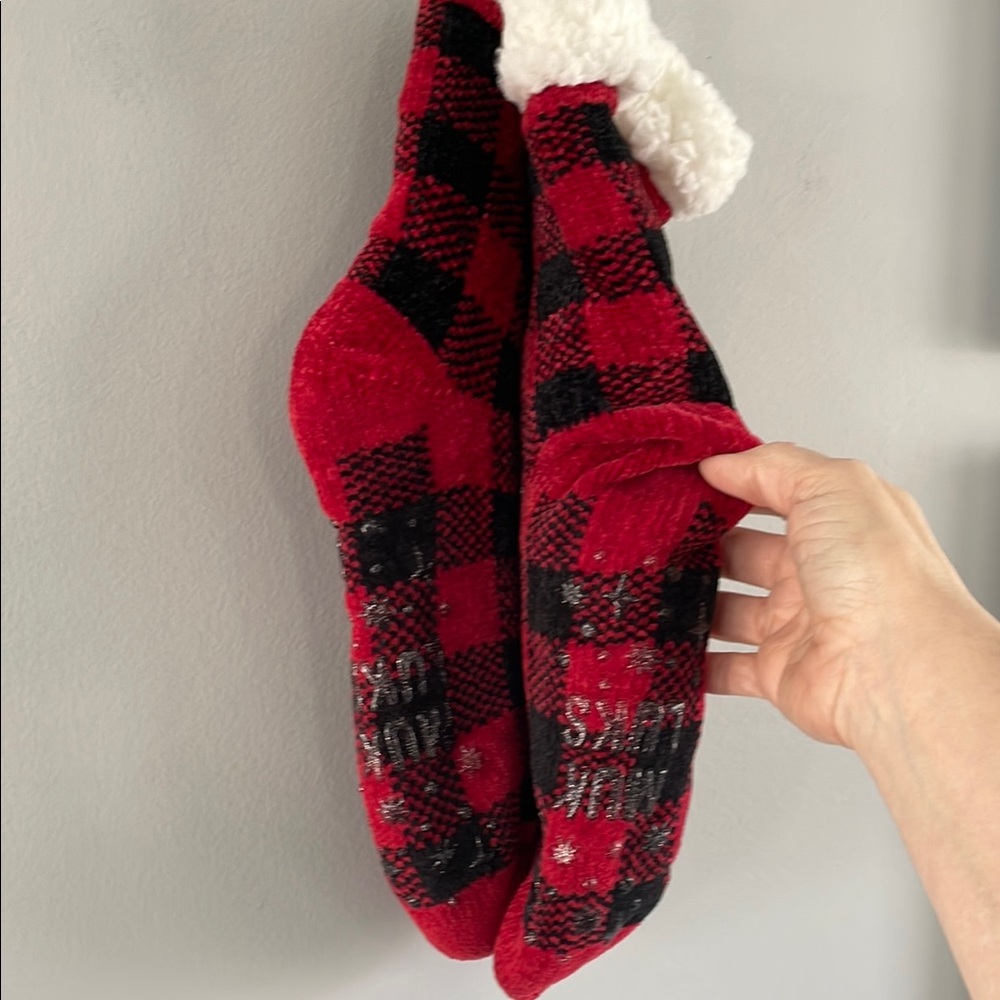 Muk Luks Women's Chenille Plush Lined Cabin Socks, L/XL (fits shoe size 8-10) - Picture 2 of 3